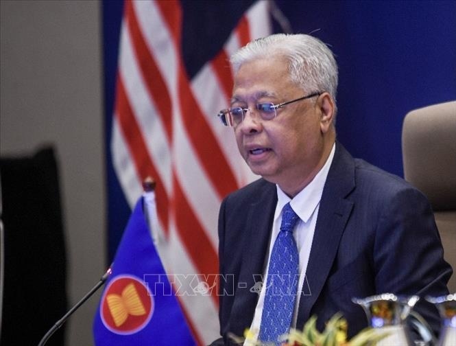 Malaysian PM arrives in Hanoi, meets local businesses